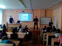 Дети с большим интересом общались с курсантами института