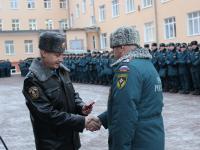 Начальник института вручает полковнику внутренней службы И.А.Постнову медаль МЧС России "За пропаганду спасательного дела"