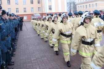 Передача пожарных касок – ритуал посвящения в профессию