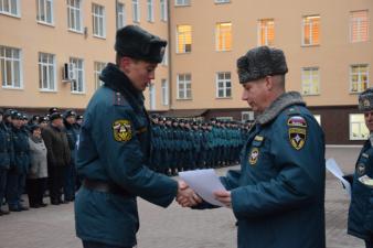 На еженедельном построений вручены медали и кубки