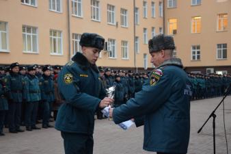 На еженедельном построений вручены медали и кубки