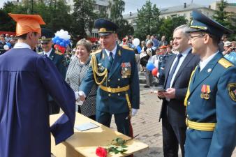 В добрый путь, выпускники!