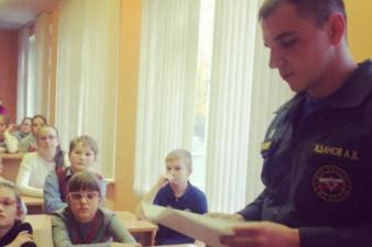 Дети с большим интересом общались с курсантами института