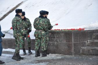 Красные гвоздики к мемориалу «Седой Урал»