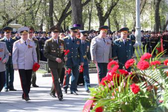 От благодарных потомков – легендарному полководцу Жукову