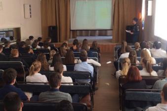 Курсанты провели занятие в гимназии города Березовского