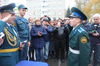 Кадетам вручили удостоверения сотрудники МЧС России