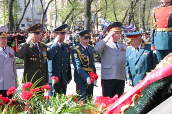 От благодарных потомков – легендарному полководцу Жукову