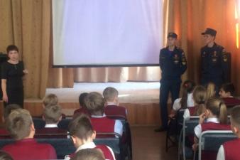 Курсанты провели занятие в гимназии города Березовского