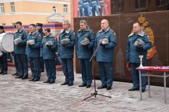 Минутой молчания началось еженедельное построение личного состава института