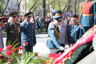 От благодарных потомков – легендарному полководцу Жукову