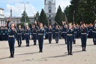 В добрый путь, выпускники!