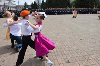 В добрый путь, выпускники!