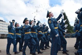 В добрый путь, выпускники!