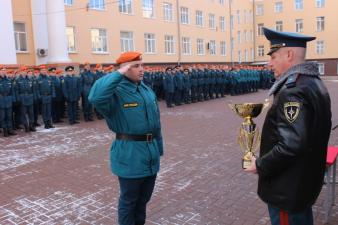 На построении вручены погоны и награждены спортсмены