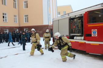 Практическое занятие по тушению условного пожара в музее института