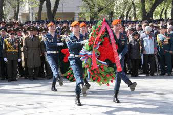 От благодарных потомков – легендарному полководцу Жукову