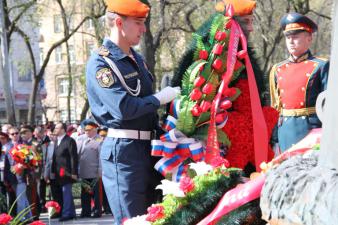 От благодарных потомков – легендарному полководцу Жукову