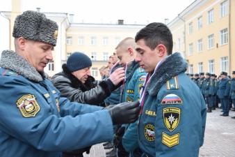 Минутой молчания началось еженедельное построение личного состава института