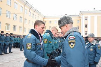 Минутой молчания началось еженедельное построение личного состава института