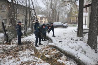 Посетили детский дом для уборки территории