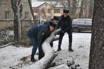 Посетили детский дом для уборки территории
