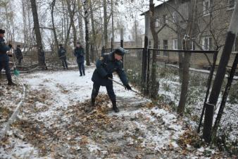 Посетили детский дом для уборки территории