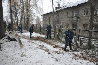 Посетили детский дом для уборки территории