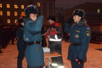 На построении состоялась передача касок