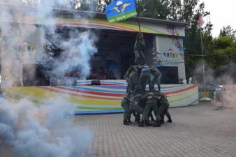 Руководство института и курсанты поздравили воинов-десантников