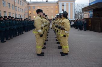 Ритуал передачи касок на еженедельном построении вуза