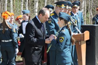 На аллее Ратной Славы открыли стелу пожарным и спасателям   