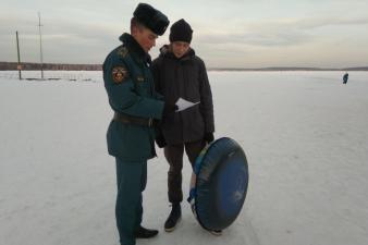 Курсанты вручали памятки по безопасному поведению на льду