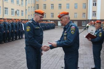 На первом еженедельном построении в учебном году вручены звания и награды