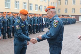 На первом еженедельном построении в учебном году вручены звания и награды