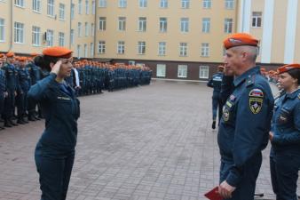 На первом еженедельном построении в учебном году вручены звания и награды