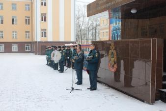 Курсанты почтили память погибших в Кемерове минутой молчания