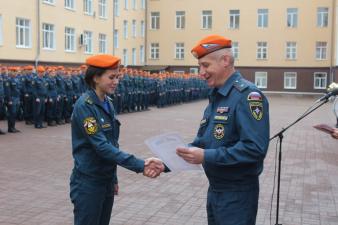 На первом еженедельном построении в учебном году вручены звания и награды