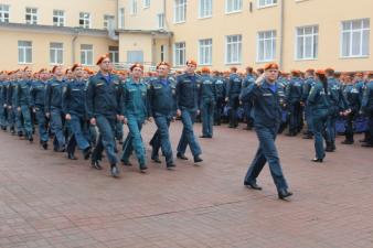 На первом еженедельном построении в учебном году вручены звания и награды