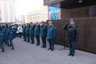 На построении вручены кубки и медали призерам-каратистам