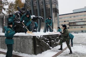 Очистили территорию мемориала от снега