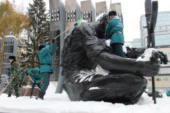 Очистили территорию мемориала от снега