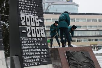 Очистили территорию мемориала от снега