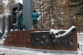 Очистили территорию мемориала от снега