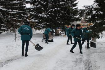 Очистили территорию мемориала от снега