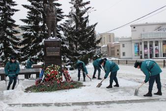 Очистили территорию мемориала от снега