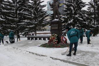 Очистили территорию мемориала от снега