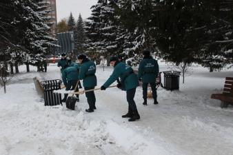 Очистили территорию мемориала от снега
