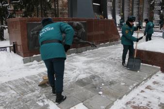 Очистили территорию мемориала от снега