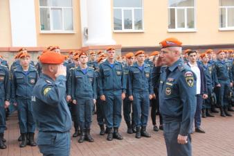 На первом еженедельном построении в учебном году вручены звания и награды